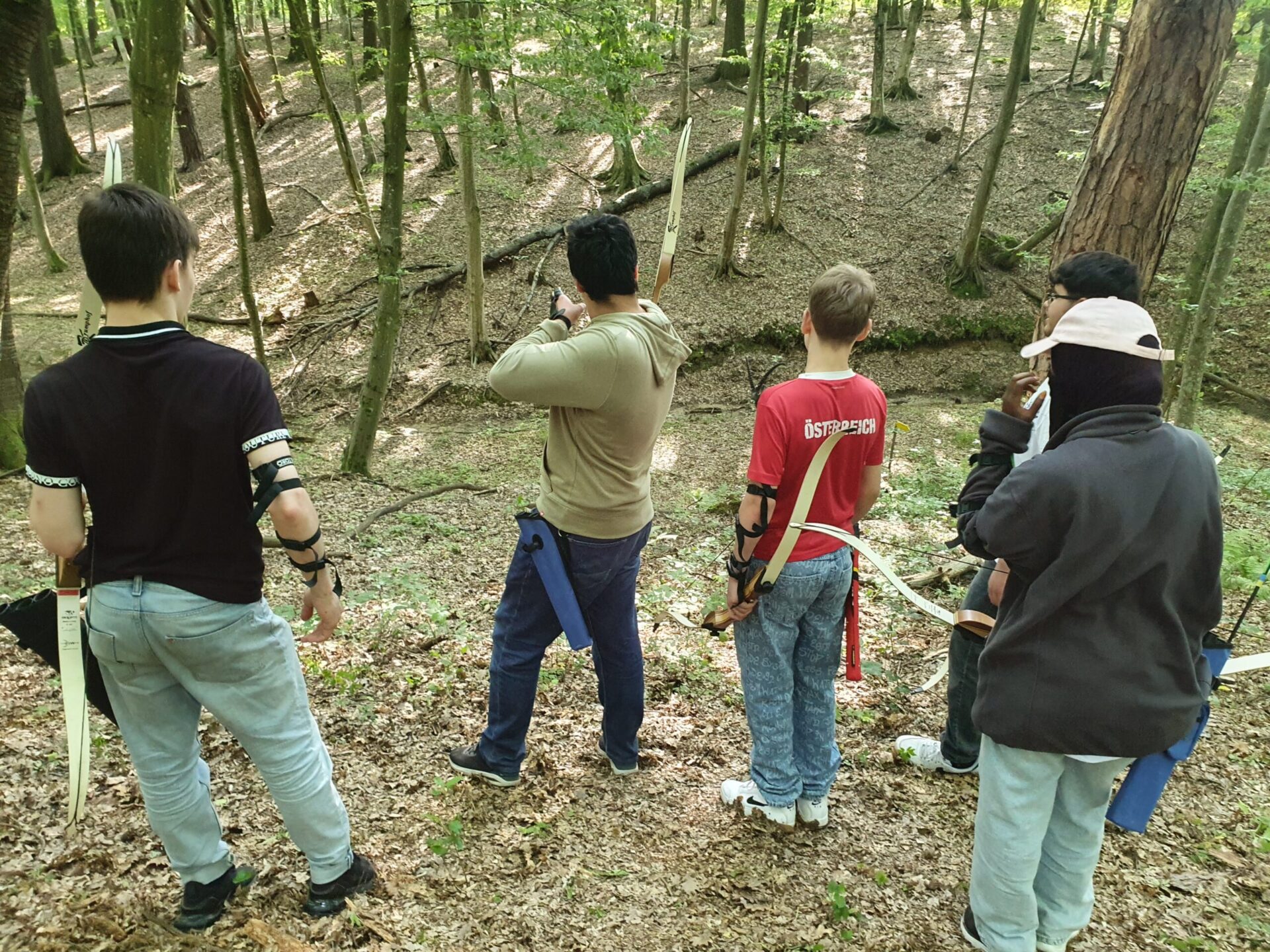 Der Parkour hat die Jugendlichen durch den Wald geführt.